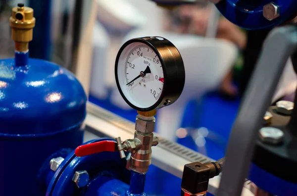 Çelik borular, manometreler ve metal tüplerle evin ısıtma sistemini kapatın..