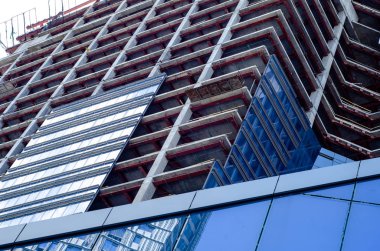 İnşaat taolan gökdelen binasının yakın çekim.