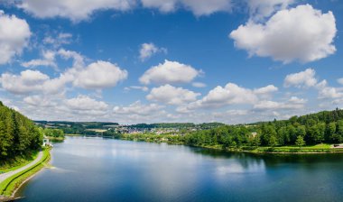 Mohnesee barajından görünüm.