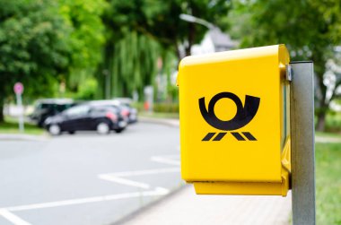 Delecke, Almanya - 1 Ağustos 2019: Deutsche Post Mailbox. Deutsche Post Dhl Group ticari adı altında faaliyet gösteren Deutsche Post Ag, Alman posta servisi ve uluslararası kurye hizmetidir..