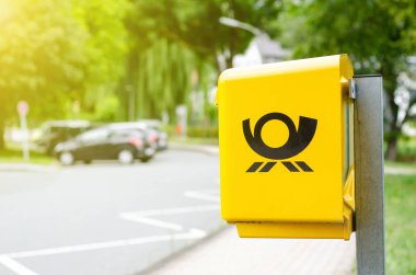 Delecke, Almanya - 1 Ağustos 2019: Deutsche Post Mailbox. Deutsche Post Dhl Group ticari adı altında faaliyet gösteren Deutsche Post Ag, Alman posta servisi ve uluslararası kurye hizmetidir..