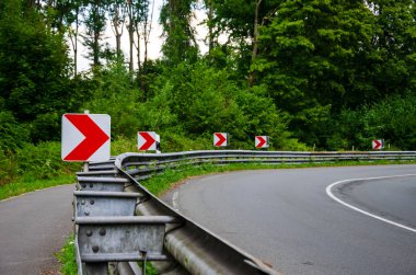 Yol işareti yönü tehlikeli dönüş.