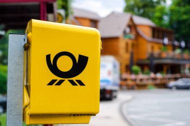 Delecke, Almanya - 1 Ağustos 2019: Deutsche Post Mailbox. Deutsche Post Dhl Group ticari adı altında faaliyet gösteren Deutsche Post Ag, Alman posta servisi ve uluslararası kurye hizmetidir..