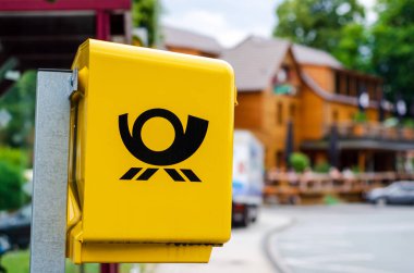 Delecke, Almanya - 1 Ağustos 2019: Deutsche Post Mailbox. Deutsche Post Dhl Group ticari adı altında faaliyet gösteren Deutsche Post Ag, Alman posta servisi ve uluslararası kurye hizmetidir..