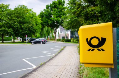 Delecke, Almanya - 1 Ağustos 2019: Deutsche Post Mailbox. Deutsche Post Dhl Group ticari adı altında faaliyet gösteren Deutsche Post Ag, Alman posta servisi ve uluslararası kurye hizmetidir..