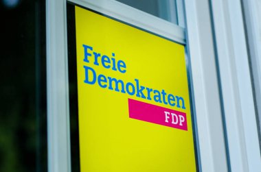 Soest, Almanya - 3 Ağustos 2019: Hür Demokrat Parti (Almanca: Freie Demokratische Partei, Fdp) logosu.