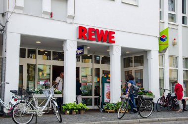 Soest, Almanya - 3 Ağustos 2019: Rewe süpermarket. Rewe Group, Almanya'nın Köln kentinde bulunan bir Alman perakende ve turizm kooperatifi grubudur..