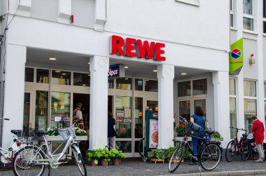 Soest, Almanya - 3 Ağustos 2019: Rewe süpermarket. Rewe Group, Almanya'nın Köln kentinde bulunan bir Alman perakende ve turizm kooperatifi grubudur..
