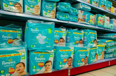 Soest, Almanya - 3 Ağustos 2019: Mağazada satılık Pampers bebek bezi paketi.