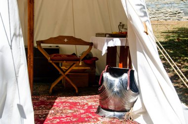 Metal ortaçağ şövalye zırh parçaları