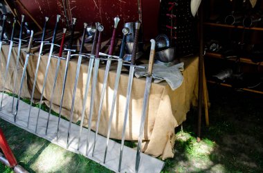 Ortaçağ silah ustası dükkanı. Satılık Kılıç ve Zırh.