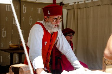 Soest, Almanya - 4 Ağustos 2019: Ortaçağ festivali katılımcıları. Soester Fehde 2019.