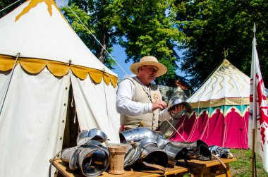 Soest, Almanya - 4 Ağustos 2019: Ortaçağ festivali katılımcısı zırhını temizliyor. Soester Fehde 2019