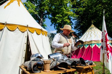 Soest, Almanya - 4 Ağustos 2019: Ortaçağ festivali katılımcısı zırhını temizliyor. Soester Fehde 2019