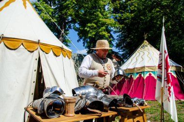 Soest, Almanya - 4 Ağustos 2019: Ortaçağ festivali katılımcısı zırhını temizliyor. Soester Fehde 2019