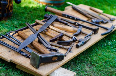 Ortaçağ demirci dükkanı. Satılık araçlar ve silahlar.