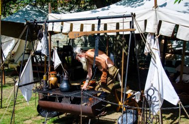 Soest, Almanya - 4 Ağustos 2019: Ortaçağ festivali katılımcısı yemek pişiriyor. Soester Fehde 2019