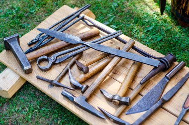 Ortaçağ demirci dükkanı. Satılık araçlar ve silahlar.