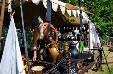 Soest, Almanya - 4 Ağustos 2019: Ortaçağ festivali katılımcısı yemek pişiriyor. Soester Fehde 2019