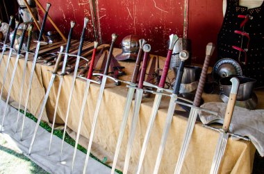 Ortaçağ silah ustası dükkanı. Satılık Kılıç ve Zırh.