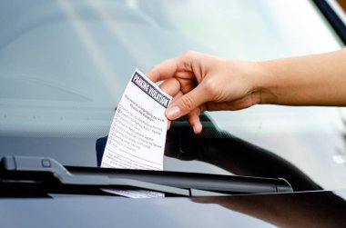 Arabanın Ön Camında Park Cezası Alan Kadının Yakın Çekim