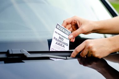 Arabanın Ön Camında Park Cezası Alan Kadının Yakın Çekim