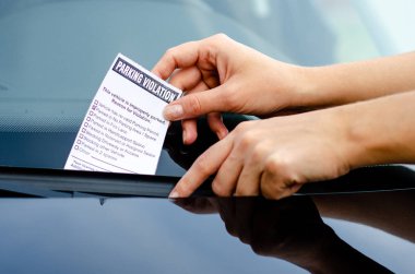 Arabanın Ön Camında Park Cezası Alan Kadının Yakın Çekim