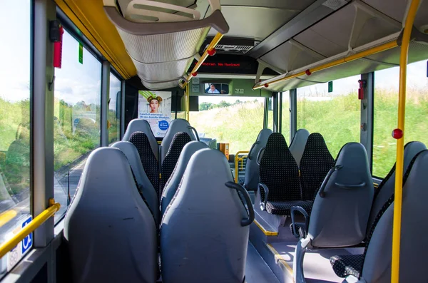 Soest, ドイツ - 2019年8月1日:後ろから乗客の眺めを持つメルセデス・ベンツのバスの内部 — ストック写真