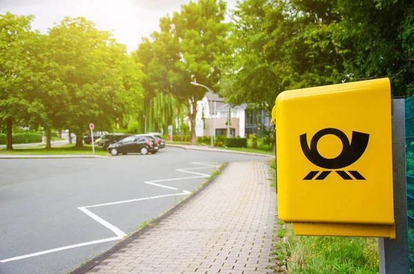 Delecke, Almanya - 1 Ağustos 2019: Deutsche Post Mailbox. Deutsche Post Dhl Group ticari adı altında faaliyet gösteren Deutsche Post Ag, Alman posta servisi ve uluslararası kurye hizmetidir..