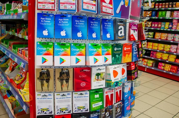Soest, Niemcy-3 sierpnia 2019: różne karty upominkowe na sprzedaż w sklepie. — Zdjęcie stockowe