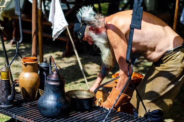 Soest, Germany - August 4, 2019: Medieval festival participant cooking food. Soester Fehde 2019 — Stock Photo, Image