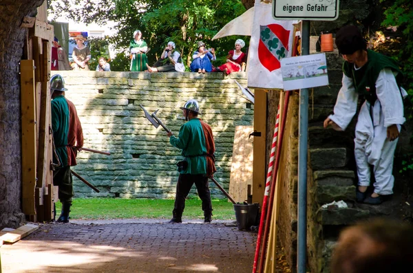 Soest, Německo-4. srpna 2019: středověcí účastníci festivalu Soester Fehde 2019 — Stock fotografie