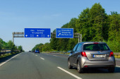 Nordrhein-Westfalen, Deutschland - 26. Juli 2019: Straßenverkehr auf der A1 mit Verkehrszeichen. Autos fahren auf der deutschen Autobahn.