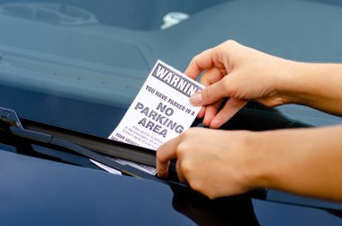 Arabanın Ön Camında Park Cezası Alan Kadının Yakın Çekim