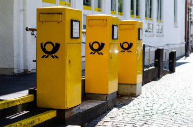 Soest, Almanya - 22 Temmuz 2019: Deutsche Post Mailboxes. Deutsche Post Dhl Group ticari adı altında faaliyet gösteren Deutsche Post Ag, Alman posta servisi ve uluslararası kurye hizmetidir..