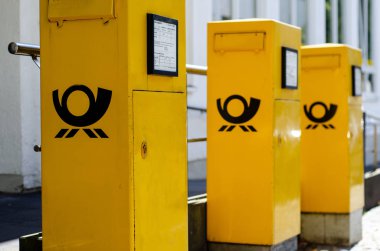 Soest, Almanya - 22 Temmuz 2019: Deutsche Post Mailboxes. Deutsche Post Dhl Group ticari adı altında faaliyet gösteren Deutsche Post Ag, Alman posta servisi ve uluslararası kurye hizmetidir..