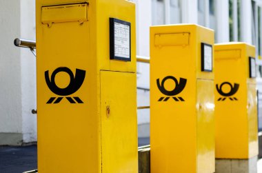 Soest, Almanya - 22 Temmuz 2019: Deutsche Post Mailboxes. Deutsche Post Dhl Group ticari adı altında faaliyet gösteren Deutsche Post Ag, Alman posta servisi ve uluslararası kurye hizmetidir..