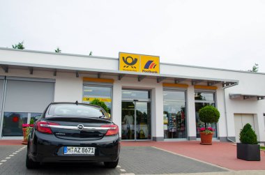 Soest, Almanya - 22 Temmuz 2019: Deutsche Post ve Postbank şubesi