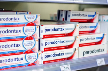 Soest, Almanya - 23 Temmuz 2019: Satılık Parodontax Diş Macunu.