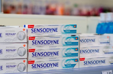 Soest, Almanya - 23 Temmuz 2019: Sensodyne Diş Macunu satılık.