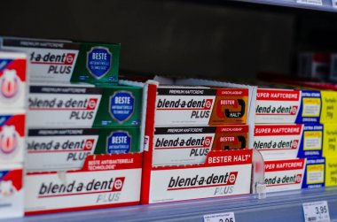 Soest, Almanya - 23 Temmuz 2019: Blend-a-med Toothpaste satılık.
