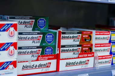 Soest, Almanya - 23 Temmuz 2019: Blend-a-med Toothpaste satılık.