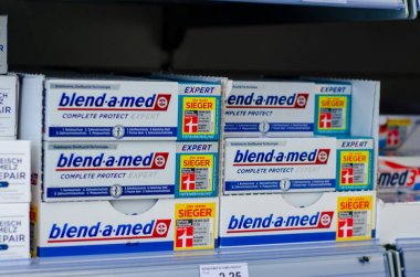 Soest, Almanya - 23 Temmuz 2019: Blend-a-med Toothpaste satılık.
