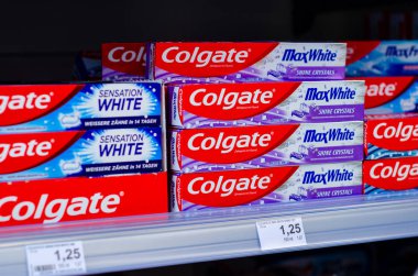 Soest, Almanya - 23 Temmuz 2019: Colgate Diş Macunu satılık.
