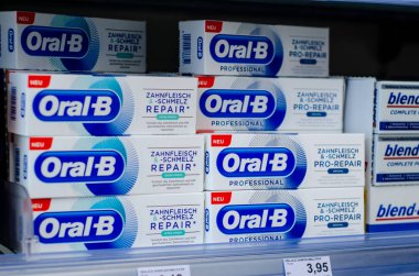 Soest, Almanya - 23 Temmuz 2019: Satılık Oral-B Diş Macunu.
