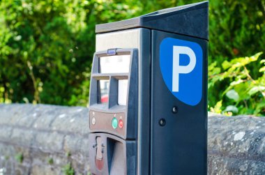 bir şehir cadde üzerinde park makine.