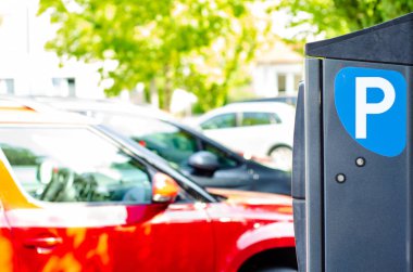 bir şehir cadde üzerinde park makine.