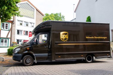 Soest, Almanya - 29 Temmuz 2019: United Parcel Service (Ups) araba sokakta.