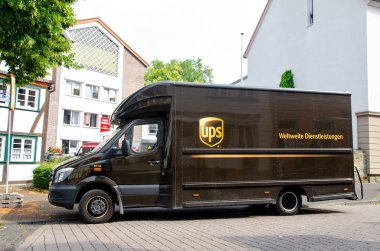 Soest, Almanya - 29 Temmuz 2019: United Parcel Service (Ups) araba sokakta.
