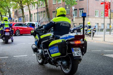 Dortmund, Almanya - 2 Ağustos 2019: Sokaklarda devriye gezen motosikletli polis. Motosikletli polisler sokakta.